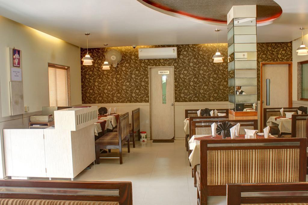 Hotel Corona Bharuch Buitenkant foto