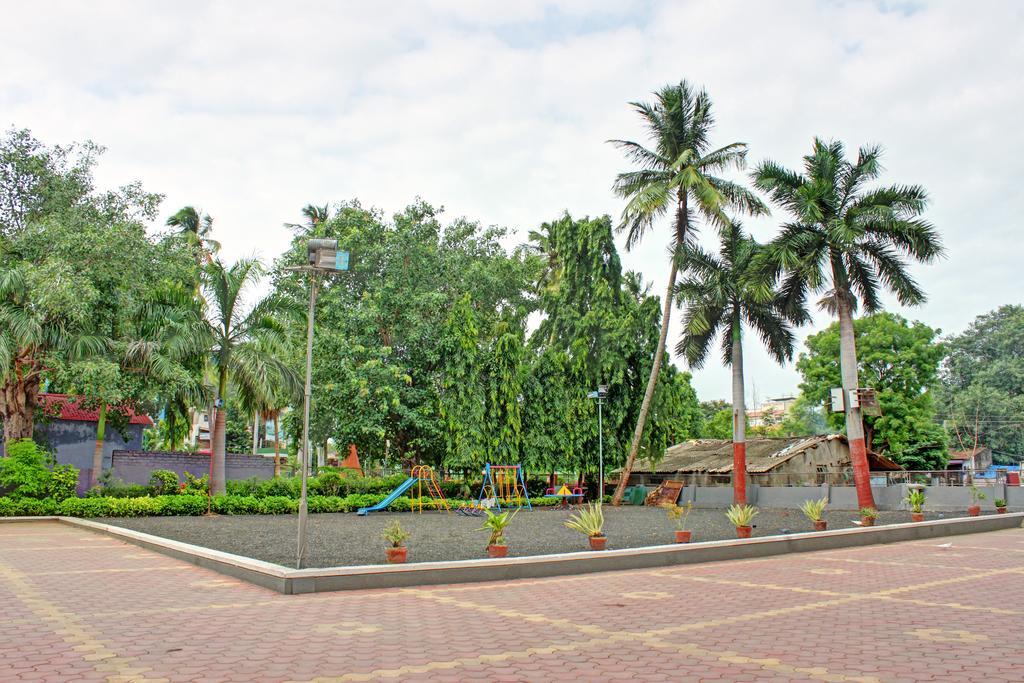 Hotel Corona Bharuch Buitenkant foto