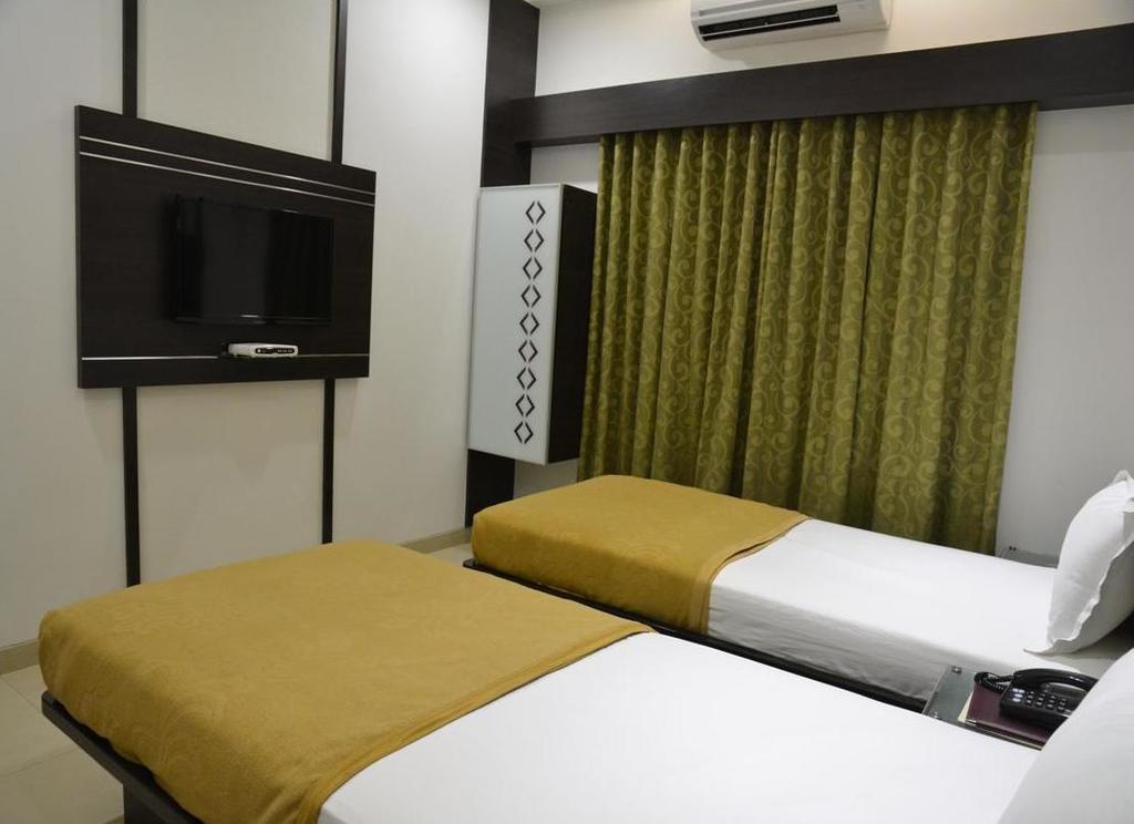 Hotel Corona Bharuch Kamer foto