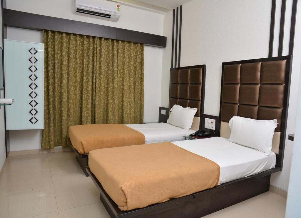 Hotel Corona Bharuch Kamer foto