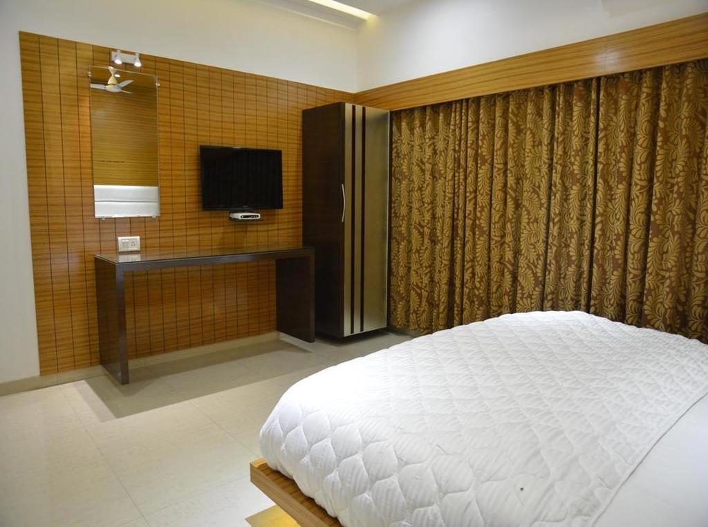 Hotel Corona Bharuch Kamer foto