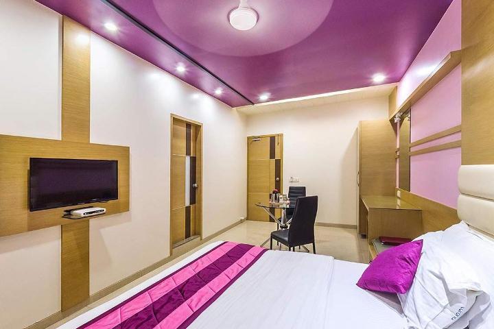 Hotel Corona Bharuch Buitenkant foto